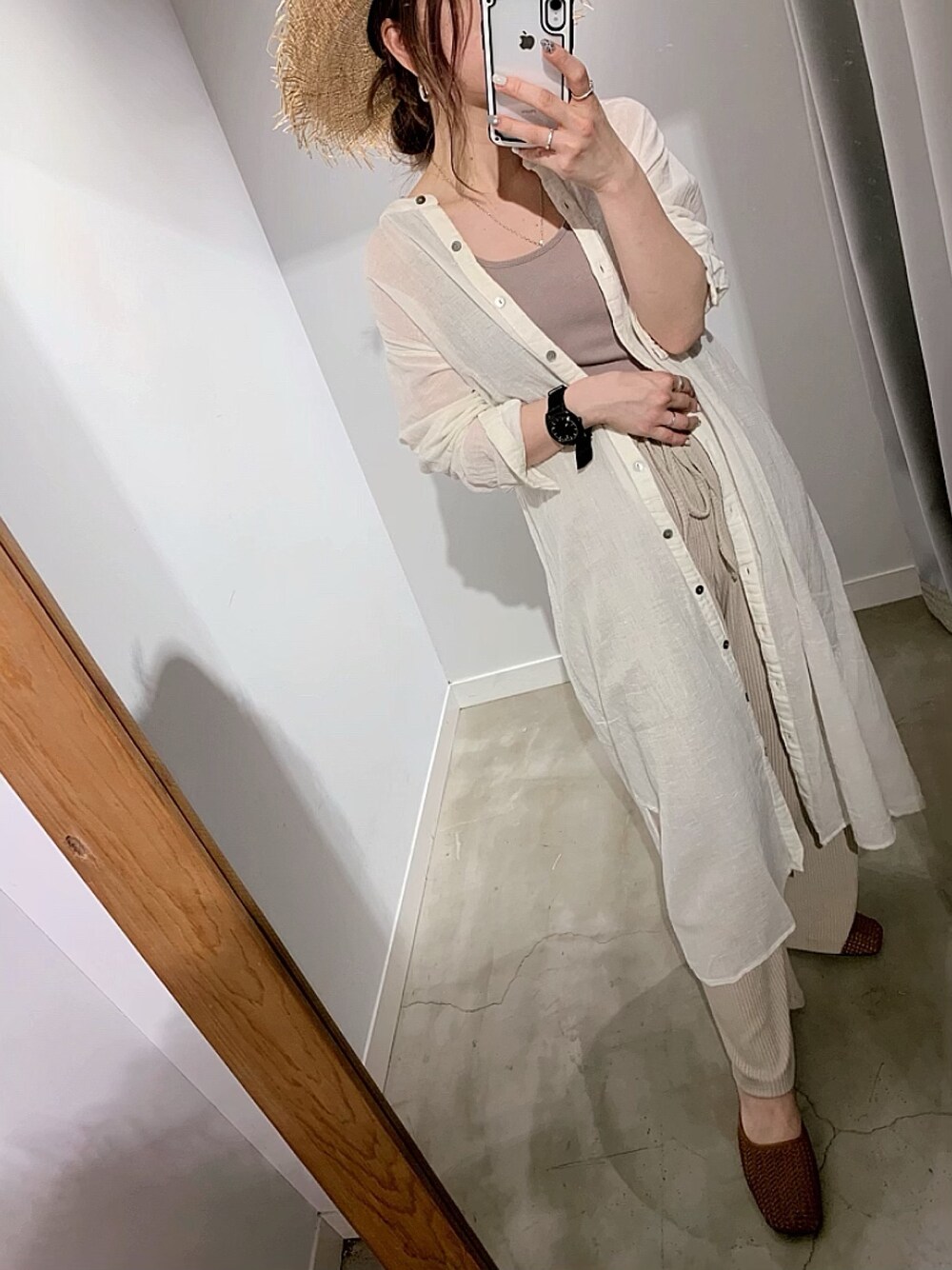 「春コーデ、シンプル、オトナ女子、春カラー、リブパンツ、ガウン、ガウンワンピース、麦わら帽子、サンダル」｜「Auntie Rosa Holidayの【Holiday】リネンブレンドガーゼバンドカラーワンピース（ワンピース、ベージュ系）」を使った、ぉマメさん（レディース・152cm）の春コーディネートの1枚目の写真