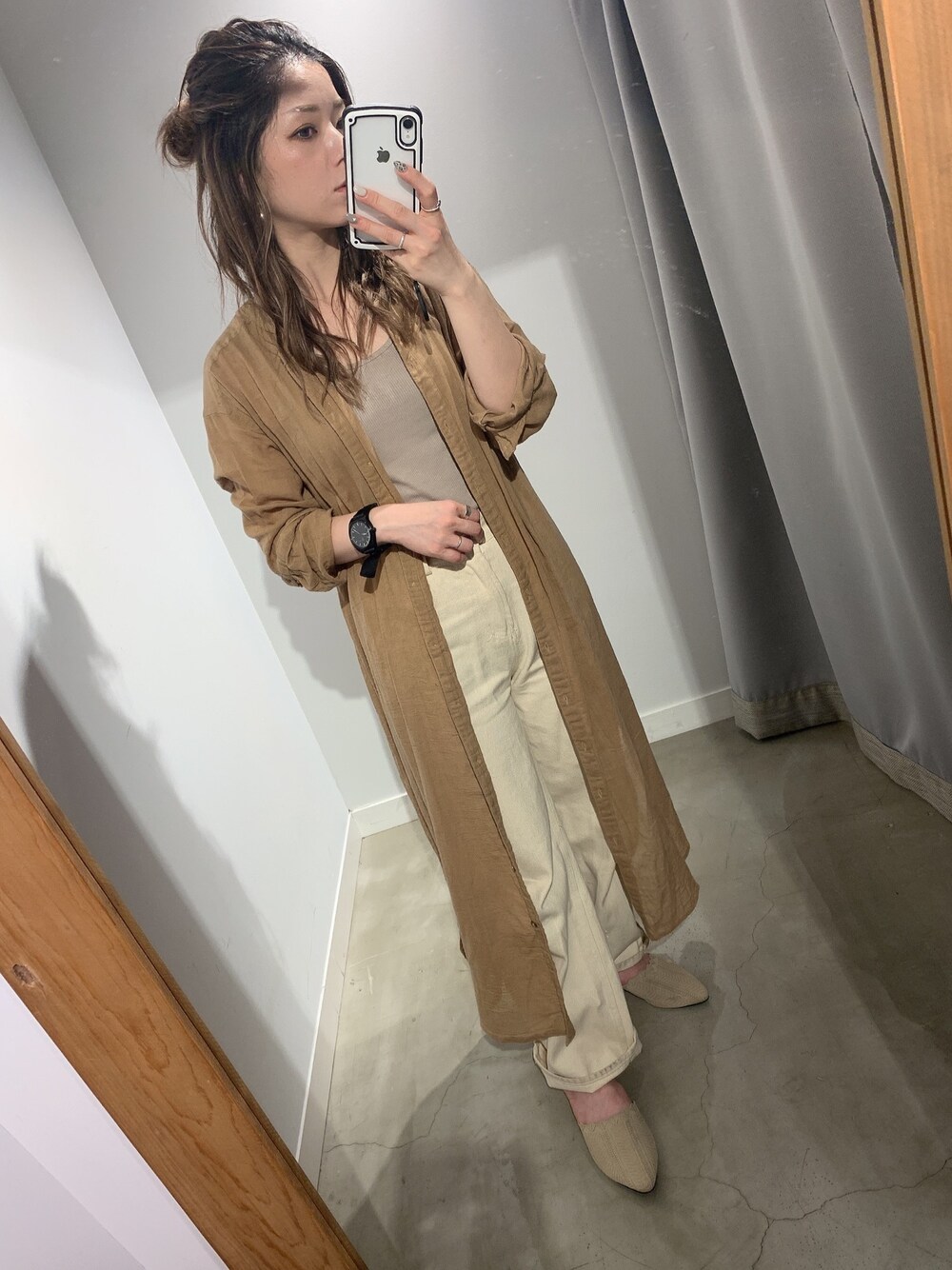 「春コーデ、低身長コーデ、オトナ女子、ベージュコーデ、白パンツ、ロングワンピース、シャツワンピ」｜「Auntie Rosa Holidayの【Holiday】リネンブレンドガーゼバンドカラーワンピース（ワンピース、ベージュ系）」を使った、ぉマメさん（レディース・152cm）の春コーディネートの1枚目の写真
