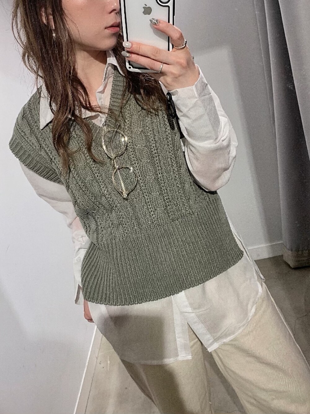 「春コーデ、低身長コーデ、オトナ女子、ニットベスト、カーキ、シャツスタイル、白パンツ」｜「Auntie Rosa Holidayのアイテム（ニット/セーター、グリーン系）」を使った、ぉマメさん（レディース・152cm）の春コーディネートの1枚目の写真