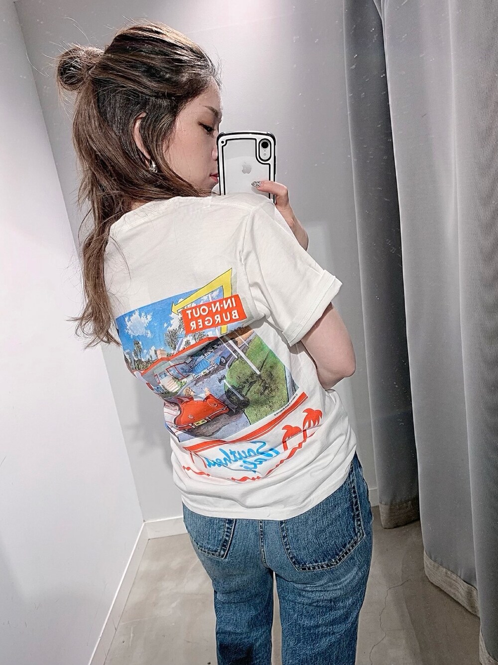 「カジュアル、メンズライク、春コーデ、夏コーデ、バックプリント、プリントT、デニム」｜「Auntie Rosa Holidayのアイテム（Tシャツ/カットソー、ホワイト系）」を使った、ぉマメさん（レディース・152cm）の春コーディネートの1枚目の写真