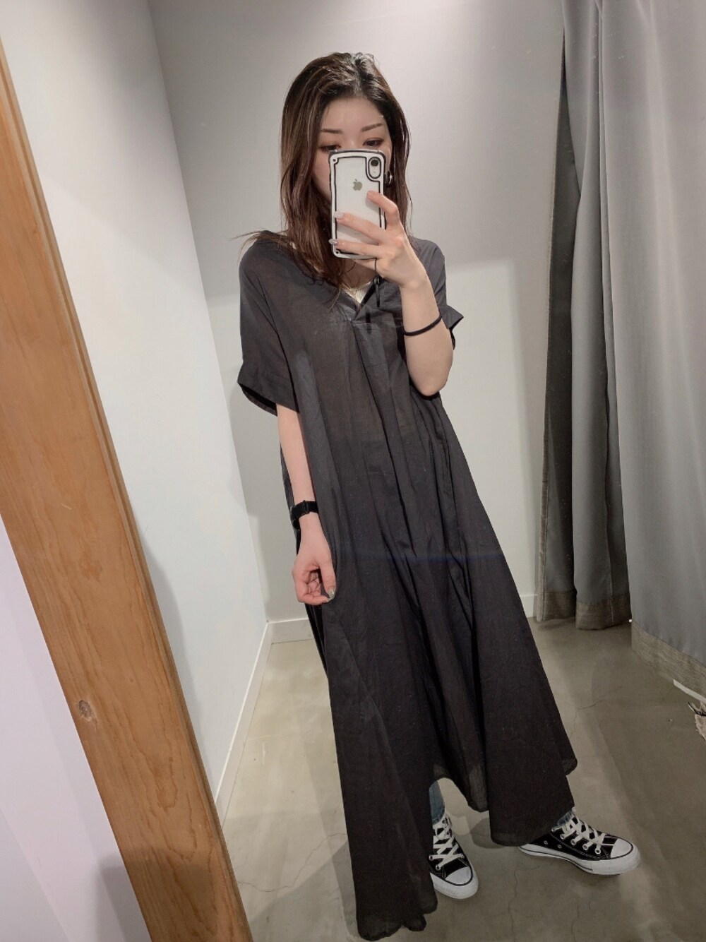 「春コーデ、大人コーデ、低身長、コンバース、ワンピース、ワンピース×スニーカー」｜「Auntie Rosa Holidayの【Holiday】ボリュームキーネックワンピース（ワンピース、グレー系）」を使った、ぉマメさん（レディース・152cm）の春コーディネートの1枚目の写真