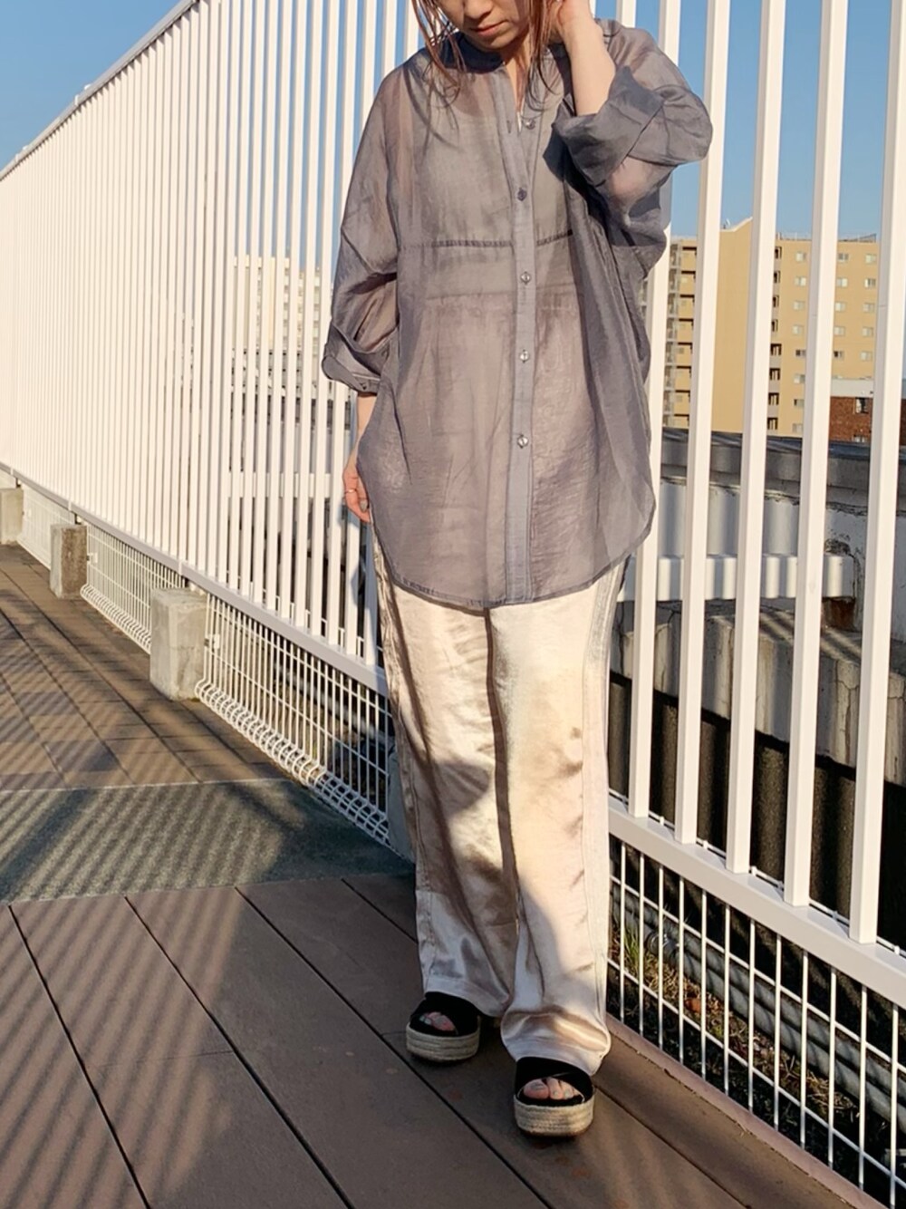 「サンダル、サテンパンツ、大人コーデ、きれいめカジュアル、春コーデ、シャツスタイル、シアーシャツ、低身長」｜「Auntie Rosa Holidayの【Holiday】バンドカラーシアーシャツ（シャツ/ブラウス、グレー系）」を使った、ぉマメさん（レディース・152cm）の春コーディネートの1枚目の写真