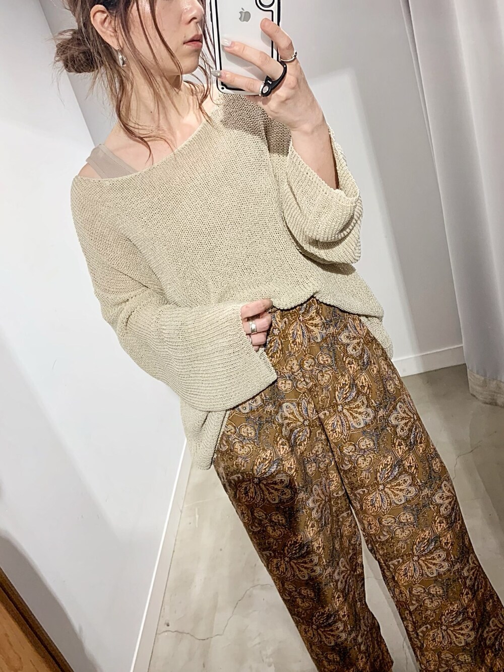 「柄パンツ、オーバーサイズ、大人カジュアル、春ニット、春コーデ、ゆるコーデ」｜「Auntie Rosa Holidayの【Holiday】スラブルーズシアーニット（ニット/セーター、グリーン系）」を使った、ぉマメさん（レディース・152cm）の春コーディネートの1枚目の写真