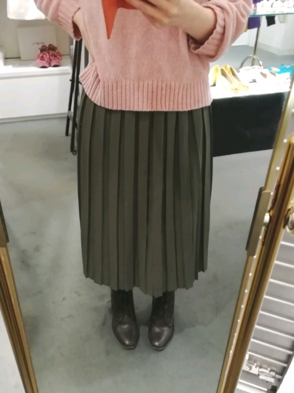 「プリーツスカート、低身長、ラクチンコーデ」｜「EMODAのアイテム（スカート、グリーン系）」を使った、さとりんさん（レディース・152cm）の冬コーディネートの1枚目の写真
