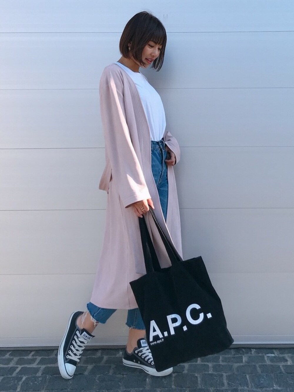 「スニーカー、デニム、カジュアル、ピンク、大人カジュアル、春アウター、ootd、ガウンコート、春コーデ、スモーキーピンク」｜「Vicenteのエコスエードコート（トレンチコート、ピンク系）」を使った、🍊さん（レディース・157cm）の冬コーディネートの1枚目の写真