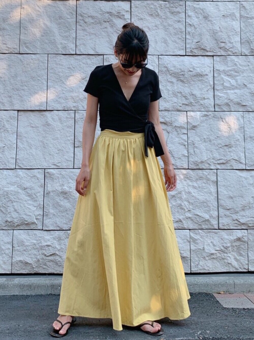 「夏コーデ、カジュアルコーデ、シンプルコーデ、リネン、スカート、ロングスカート、大人カジュアル、ootd、ナチュラル、リネンスカート」｜「VicenteのComfyカシュクールトップス（Tシャツ/カットソー、ブラック系）」を使った、🍊さん（レディース・157cm）の夏コーディネートの1枚目の写真