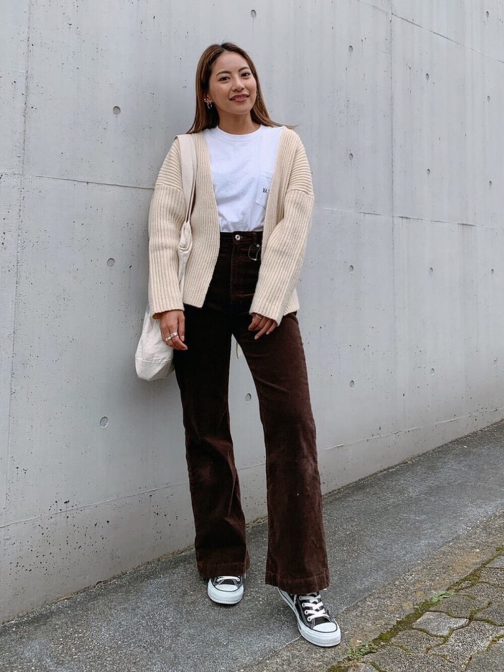 「コーデュロイ、ニットカーディガン、コーデュロイパンツ、スニーカーコーデ、ブラウン、パンツスタイル、ブラウンコーデ、秋コーデ、ニットコーデ、スタッフセンバツ」｜「VicenteのKnitカーディガン（カーディガン/ボレロ、ベージュ系）」を使った、🍊さん（レディース・157cm）の秋コーディネートの1枚目の写真