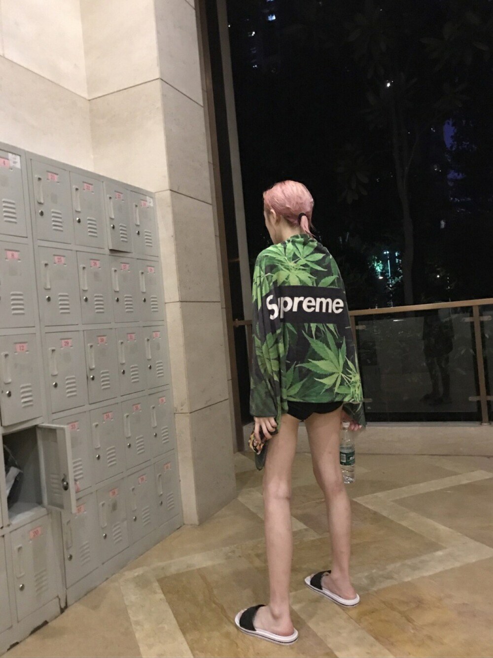 「Supreme のアイテム（Tシャツ/カットソー、グリーン系）」を使った、我是胖虎さん（レディース・163cm）の冬コーディネートの1枚目の写真