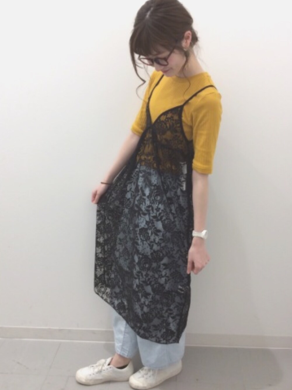 「パラッツォパンツ、カジュアルコーデ、レースワンピース、ブラック、イエロー、スニーカーコーデ、レイヤードスタイル、めがね、GU、プチプラ」｜「GUのアイテム（Tシャツ/カットソー、イエロー系）」を使った、ナオ✌︎さん（レディース・165cm）の春コーディネートの1枚目の写真