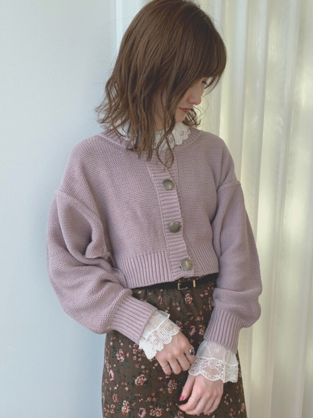 「冬コーデ、春コーデ、プチプラコーデ、パープル、カーディガン、高身長女子、ベージュ、花柄、花柄スカート、ショート丈トップス」｜「apres jourの袖ボリュームボタンカーディガン【ZOZOTOWN限定アイテム】（カーディガン/ボレロ、パープル系）」を使った、ナオ✌︎さん（レディース・166cm）の冬コーディネートの1枚目の写真