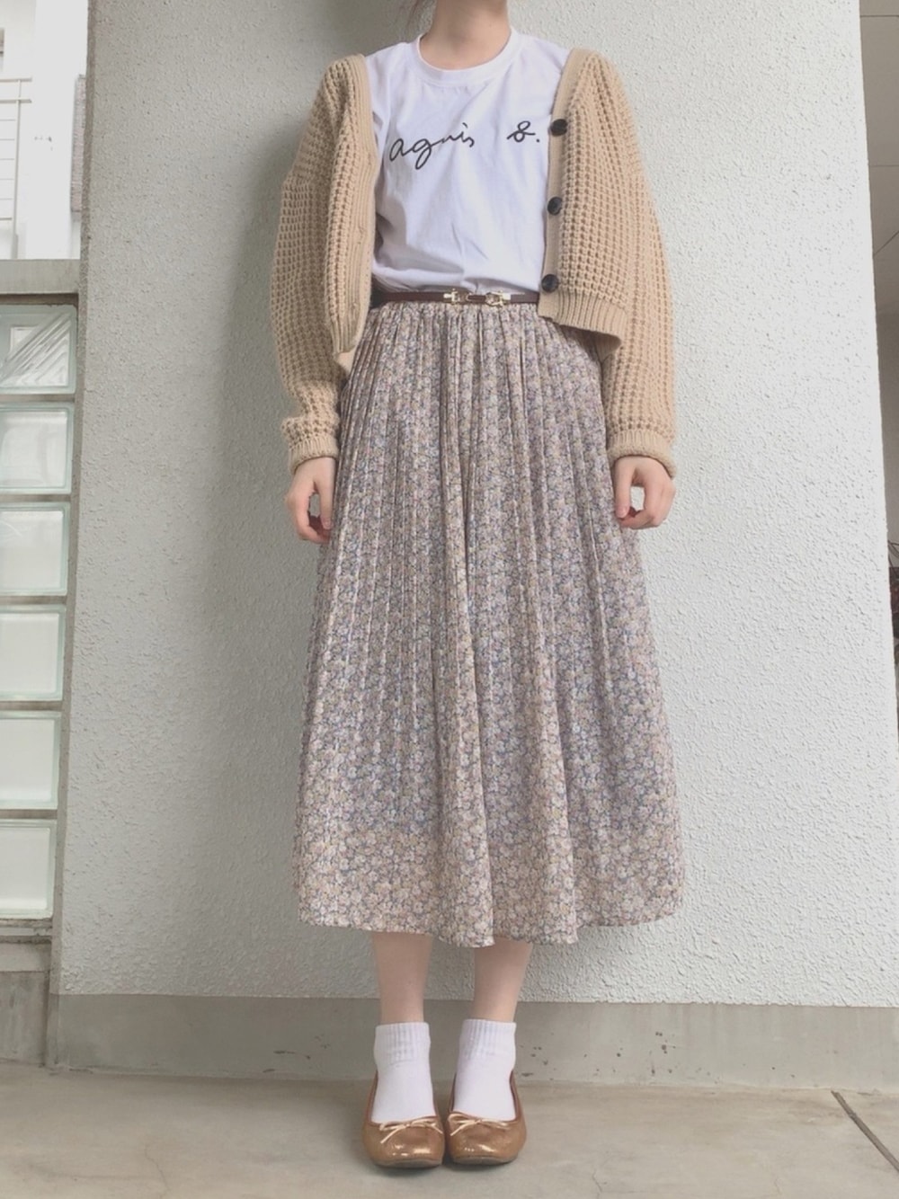 「花柄スカート、プリーツスカート、ベージュコーデ、ベージュ、カーディガン、ロゴT、バレエシューズ、令和、プチプラ、白Tシャツ」｜「PairPairの花柄プリーツスカート（スカート、ブルー系）」を使った、ナオ✌︎さん（レディース・166cm）の春コーディネートの1枚目の写真