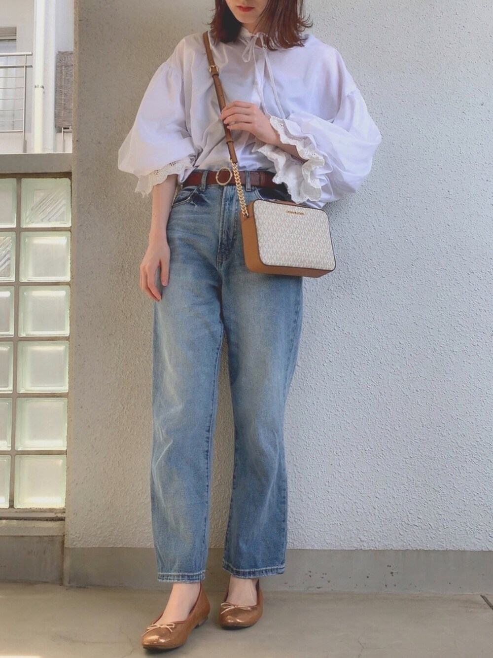 「シンプルコーデ、ハイウエストデニム、春、デニム、プチプラコーデ、高身長女子、ブラウス、ゆるコーデ、デニムパンツ、パンツスタイル」｜「apres jourの袖レースボリュームブラウス【ZOZOTOWN限定アイテム】（シャツ/ブラウス、ホワイト系）」を使った、ナオ✌︎さん（レディース・166cm）の春コーディネートの1枚目の写真