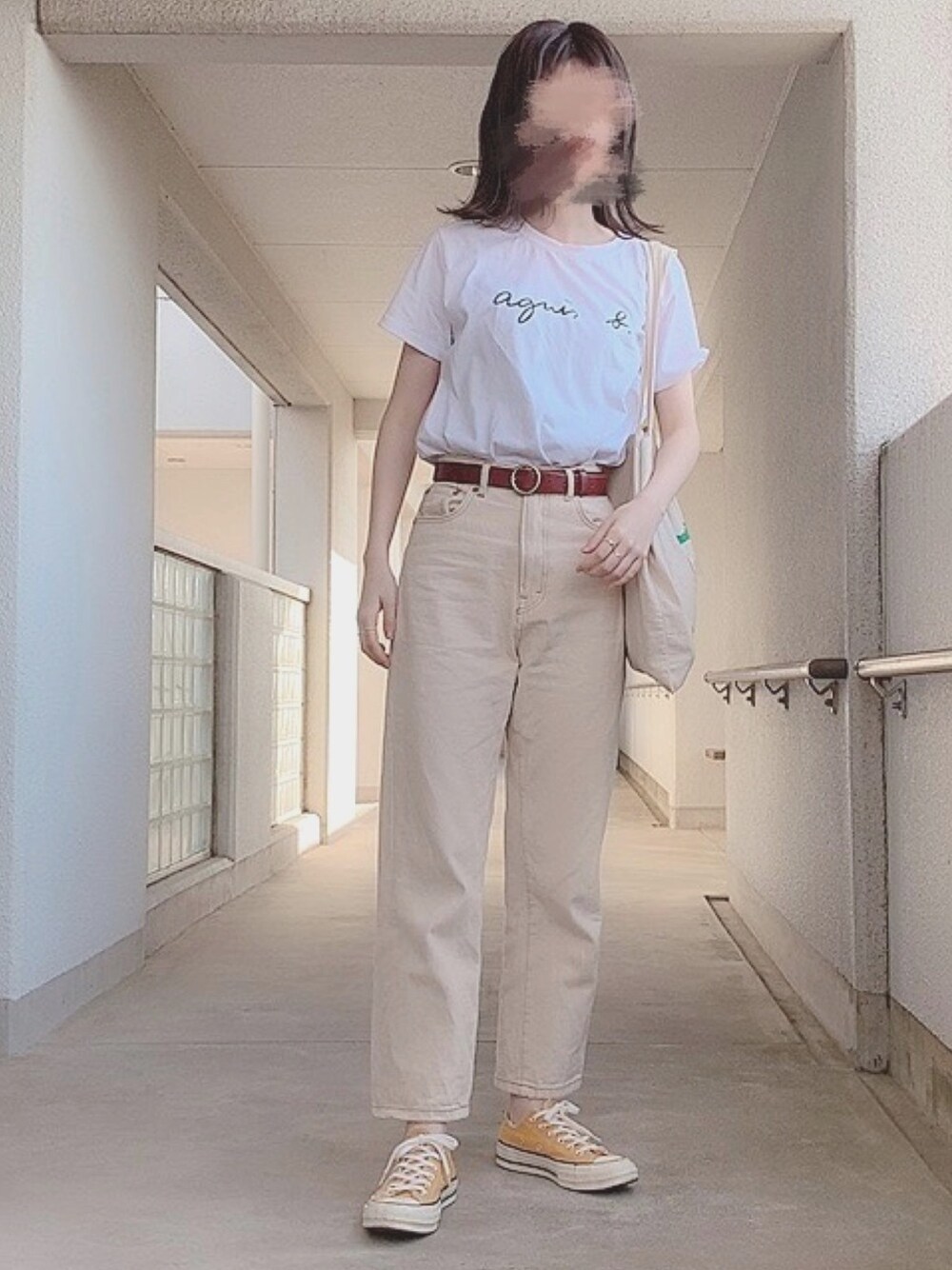 「夏コーデ、シンプル、プチプラ、ワントーンコーデ、オールホワイト、ホワイトデニム、ハイウエストデニム、白Tシャツ、ロゴT、ホワイト」｜「PairPairのハイウエストストレートデニム（デニムパンツ、ホワイト系）」を使った、ナオ✌︎さん（レディース・166cm）の春コーディネートの1枚目の写真