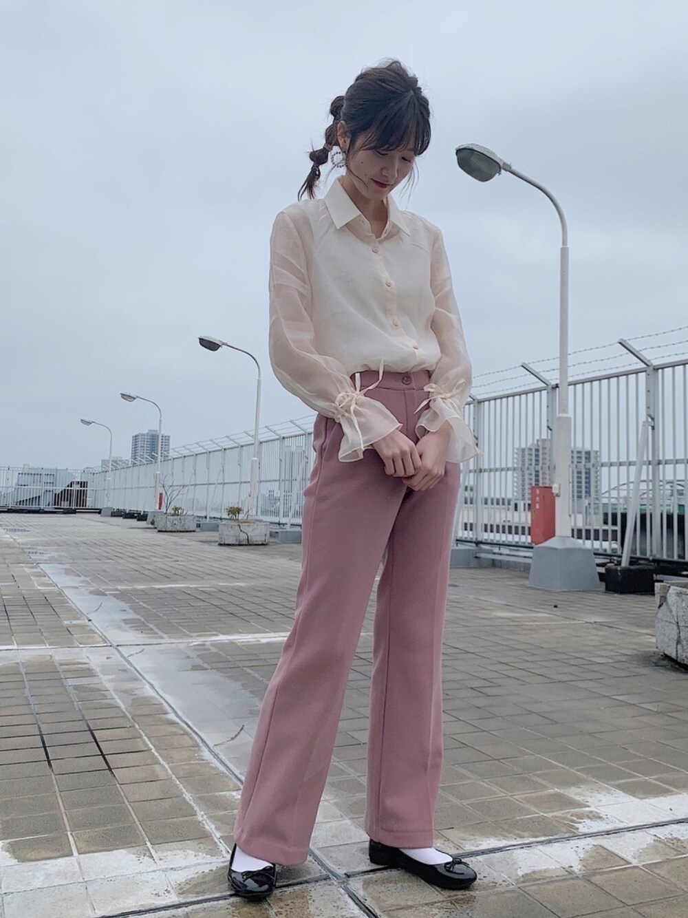 「パステル映える春、カラーパンツ、シアー、シアーシャツ、透け感、透けトップス、パンツスタイル、シャツスタイル、ユニクロ、韓国ファッション」｜「DHOLICのドロストスリーブシアーブラウス（シャツ/ブラウス、ベージュ系）」を使った、ナオ✌︎さん（レディース・166cm）の春コーディネートの1枚目の写真