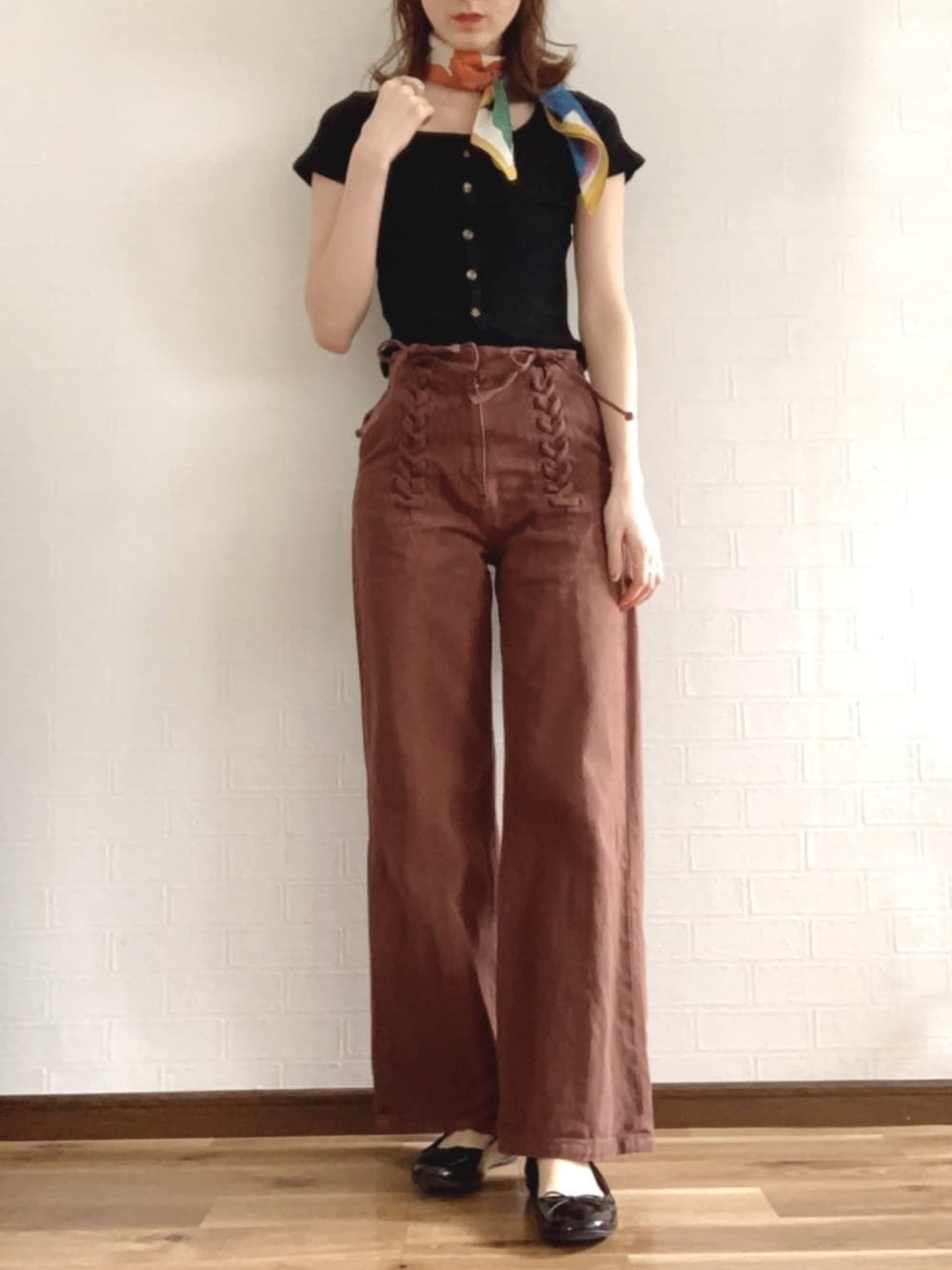 「おしゃれさんと繋がりたい、レースアップ、ワイドパンツ、ワイドデニム、スクエアネック(ネック)、スカーフ、バレエシューズ、大人コーデ、大人カジュアル、ブラウン」｜「MOUSSYのLACE UP WIDE デニム（デニムパンツ、ブラウン系）」を使った、ナオ✌︎さん（レディース・166cm）の夏コーディネートの1枚目の写真