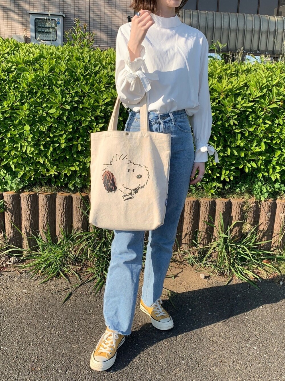 「ハイウエスト、ハイウエストデニム、デニム、春コーデ、パンツスタイル、プチプラコーデ、ボリューム袖、トートバッグ、高身長女子、コンバース」｜「DHOLICのアイテム（シャツ/ブラウス、ホワイト系）」を使った、ナオ✌︎さん（レディース・166cm）の春コーディネートの1枚目の写真