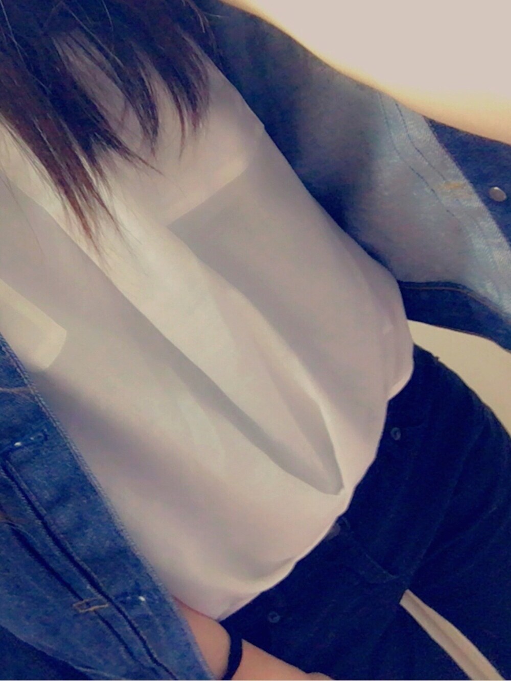 「夏、夏コーデ、カジュアル、デニム、ジャケット、スキニーデニム、ブラック、FOREVER 21、Levi's、moussy」｜「FOREVER 21のアイテム（シャツ/ブラウス、ホワイト系）」を使った、naaさん（レディース・167cm）の冬コーディネートの1枚目の写真