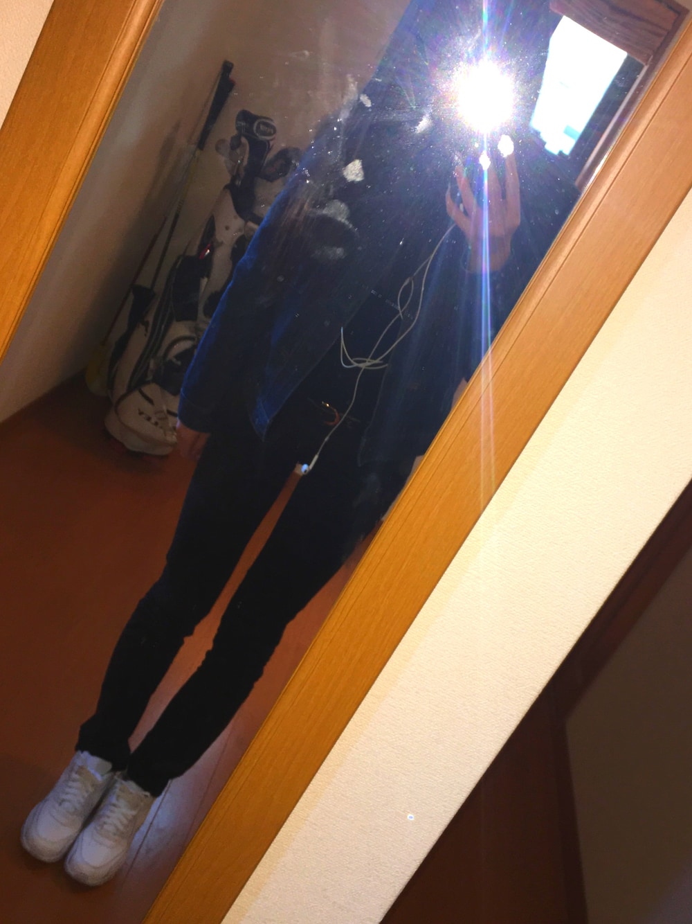 「ootd、moussy、スキニーデニム、デニム、デニムジャケット、Levi's、GU、モノトーン、スニーカー、NIKE AIR MAX」｜「Levi'sのAUTHENTIC TRUCKER BLUE FLIGHT（デニムジャケット、ブルー系）」を使った、naaさん（レディース・167cm）の冬コーディネートの1枚目の写真