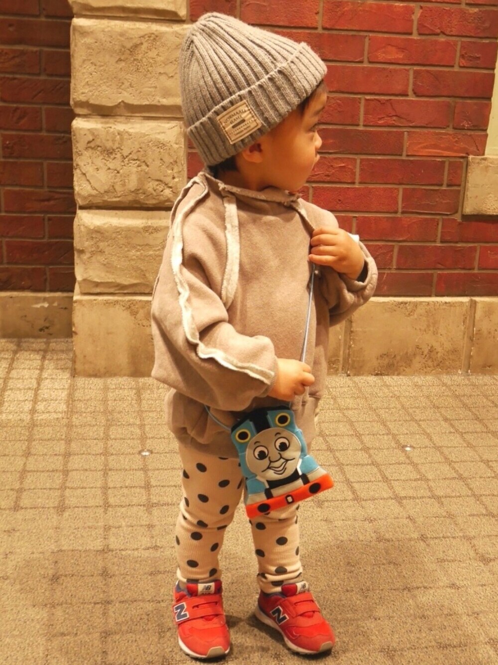 「むすこーで、男の子コーデ、ニット帽、レギンス、2歳、息子コーデ」｜「DE NACHOSのアイテム（レギンス/スパッツ、ベージュ系）」を使った、sean111さん（キッズ・90cm）の春コーディネートの1枚目の写真