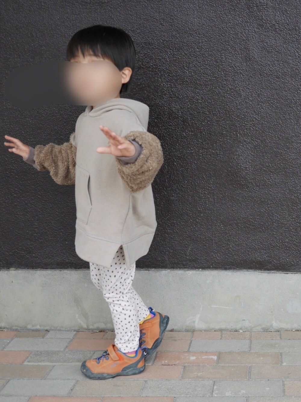 「ビッグシルエット、kids、休日コーデ、4歳、むすこーで、韓国子供服、男の子コーデ」｜「LalaClosetのアイテム（パーカー、ベージュ系）」を使った、sean111さん（キッズ・100cm）の春コーディネートの1枚目の写真
