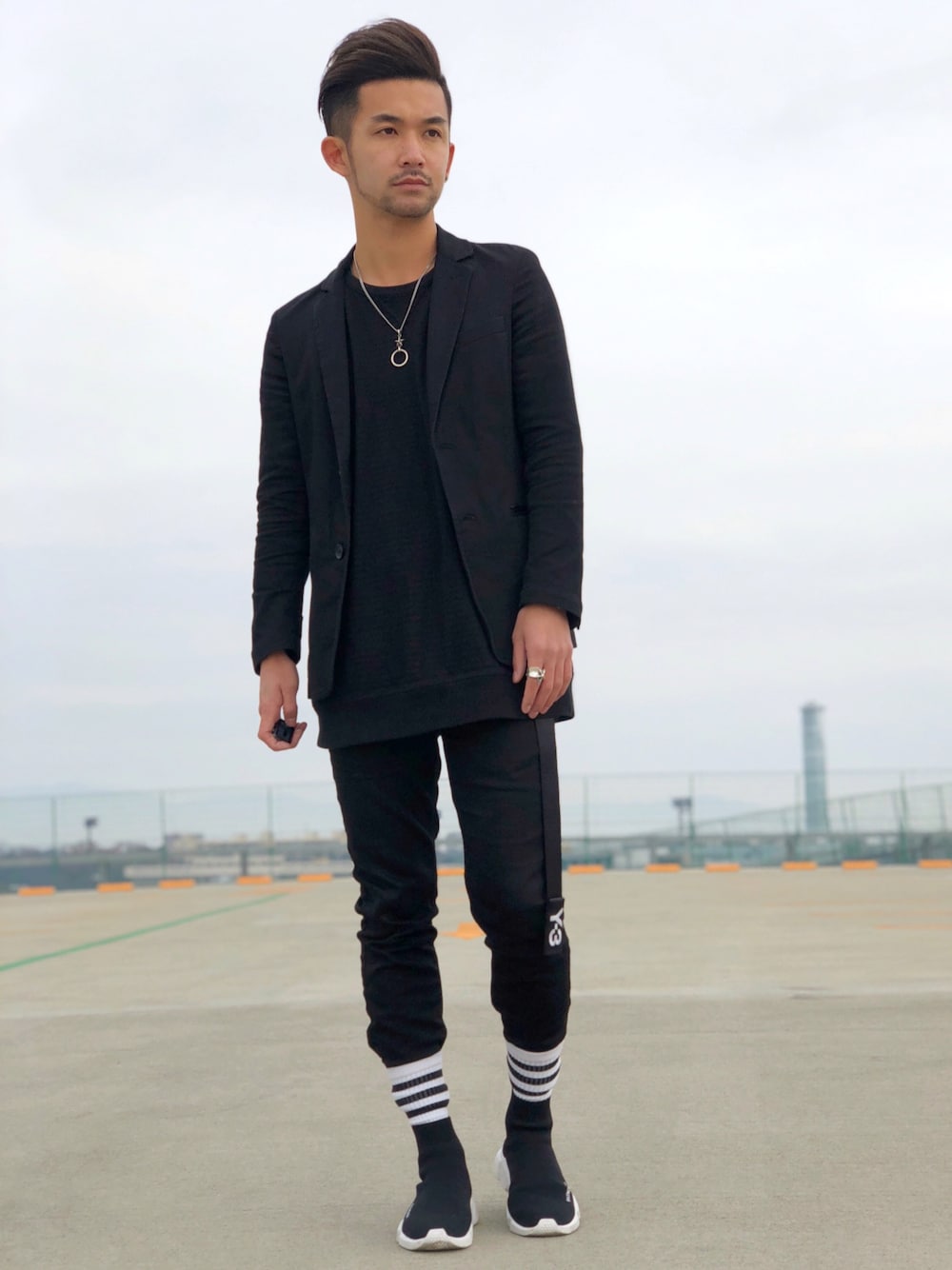 ブラック系のデニムジャケット、ブラック系のデニムパンツ、ブラック系のスニーカーを着用したメンズの冬コーディネートの1枚目の写真