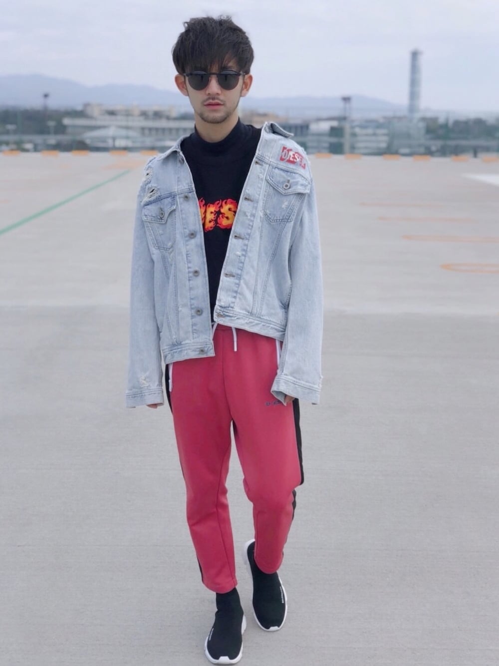 ブルー系のテーラードジャケット、ブラック系のTシャツ/カットソー、ピンク系のその他パンツを着用したメンズの春コーディネートの1枚目の写真
