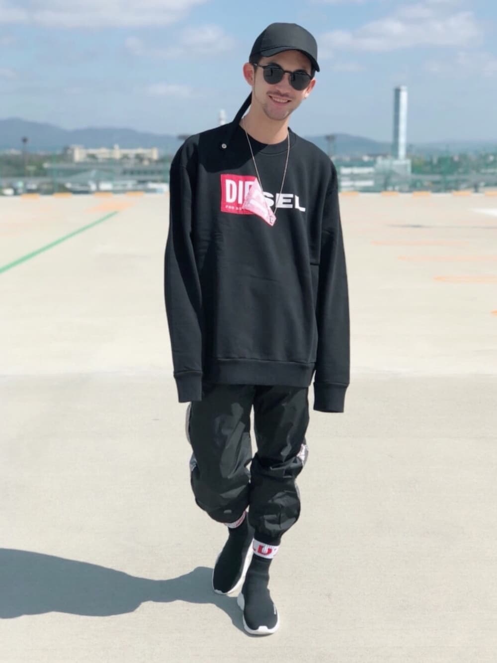 ブラック系のスウェット、ブラック系のその他パンツ、ブラック系のスニーカーを着用したメンズの春コーディネートの1枚目の写真