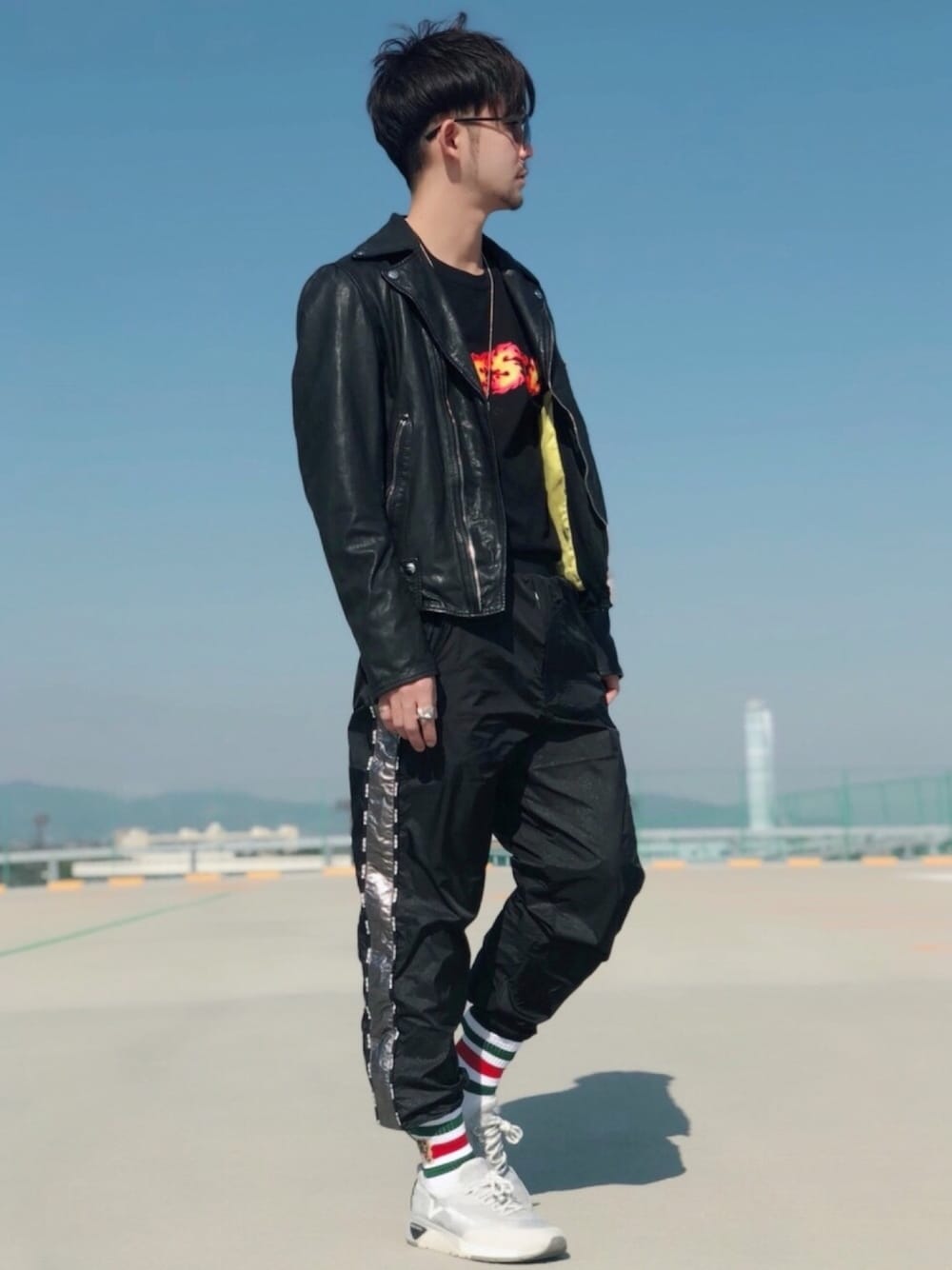 ブラック系のその他パンツ、ブラック系のTシャツ/カットソー、ブラック系のライダースジャケットを着用したメンズの春コーディネートの1枚目の写真