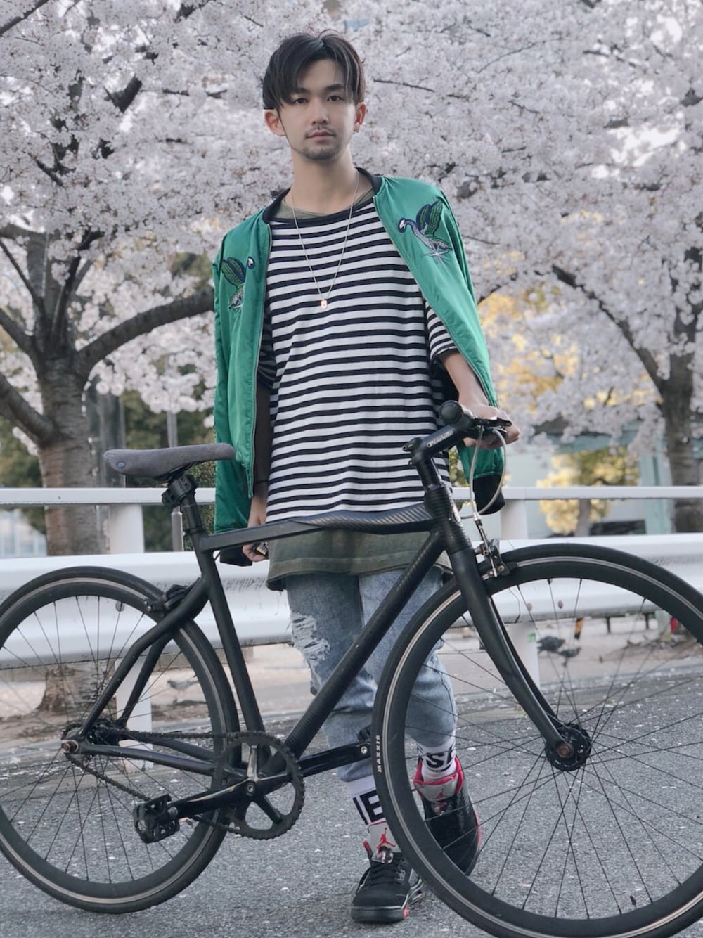 「スカジャン、春、花見、ディーゼル、Diesel、デニム、スニーカー、レイヤードスタイル、はるコーデ、ストリート」｜「DIESEL BLACK GOLDのアイテム（Tシャツ/カットソー、ホワイト系）」を使った、JINさん（メンズ・171cm）の春コーディネートの1枚目の写真