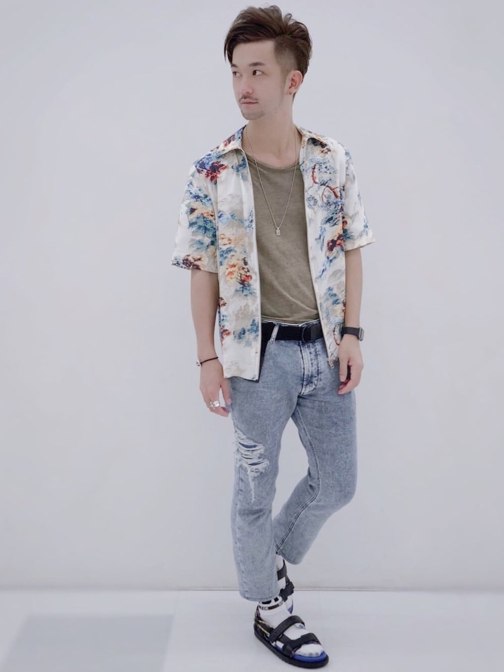 グリーン系のシャツ/ブラウス、ブルー系のデニムパンツ、ブラック系のサンダルを着用したメンズの春コーディネートの1枚目の写真