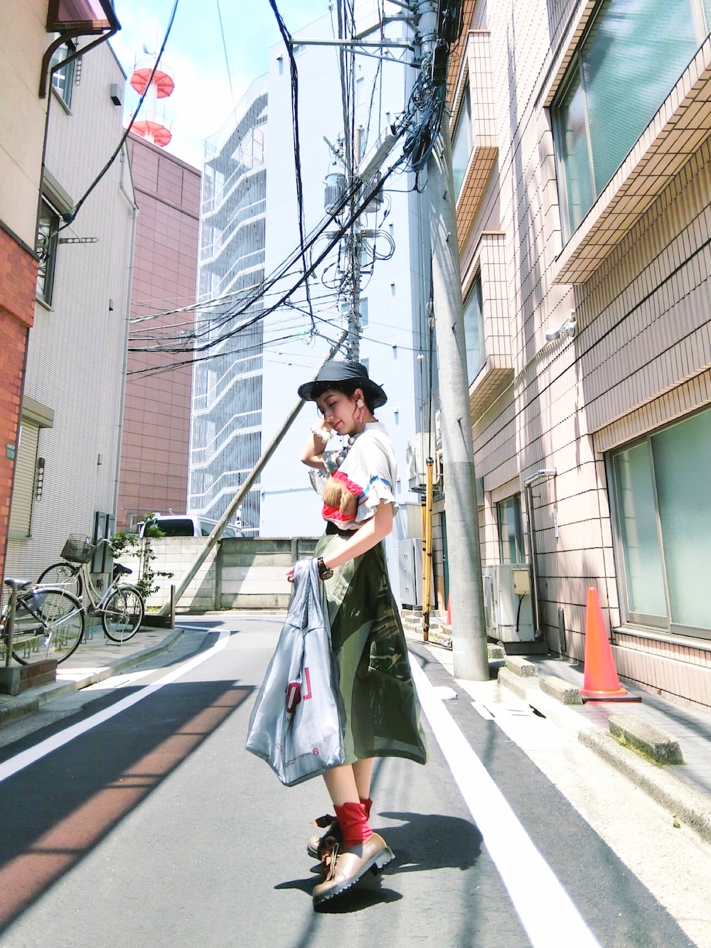 「outfit、summer、Choucas、fur、RNA-Ｎ、red」｜「RNAのアイテム（ハット、ブラック系）」を使った、木塔麻さん（レディース・160cm）の夏コーディネートの1枚目の写真