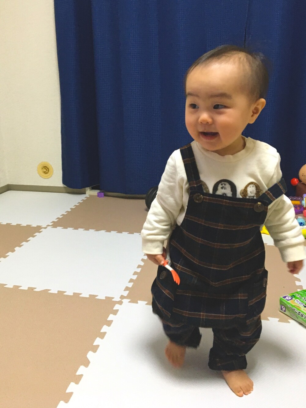「しまむらのアイテム（スウェット、ベージュ系）」を使った、ちょこれいとさん（キッズ・80cm）の冬コーディネートの1枚目の写真