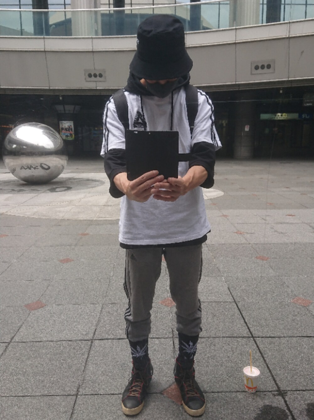 「ストリート、カジュアル、バケットハット、トラックパンツ、スニーカー、palace、Y-3、レイヤード、パーカー、KENZO」｜「WEGOのアイテム（ハット、ブラック系）」を使った、たっくんさん（メンズ・176cm）の夏コーディネートの1枚目の写真