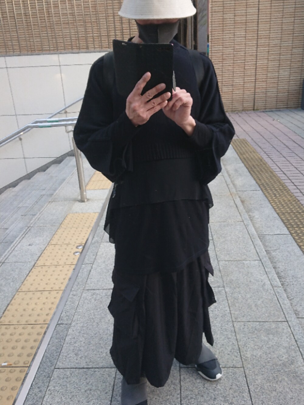 ブラック系のベスト、ブラック系のその他パンツ、ブラック系のスニーカーを着用したメンズの春コーディネートの1枚目の写真