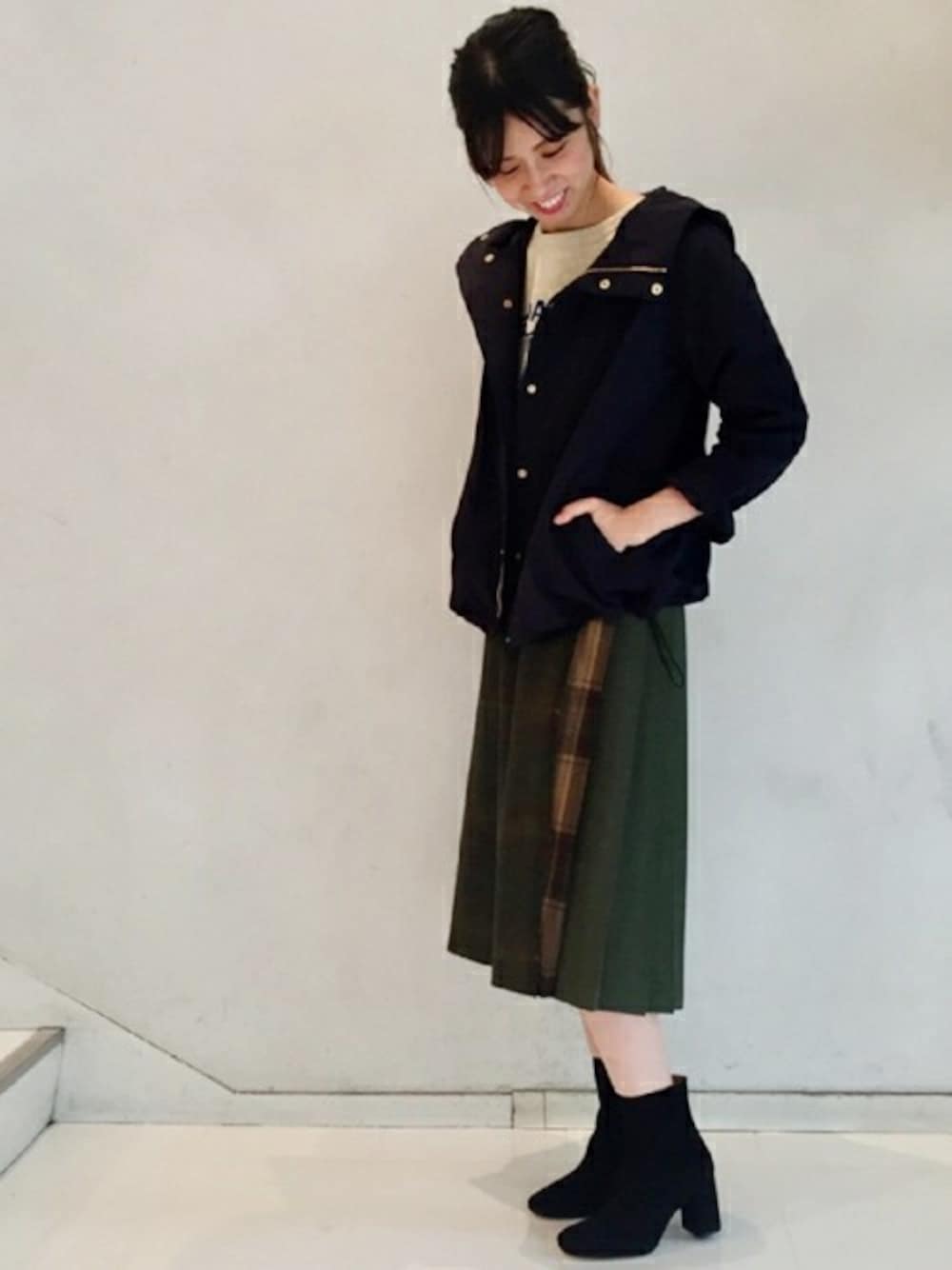 ブルー系のマウンテンパーカー、ホワイト系のスウェットを着用したレディースの秋コーディネートの1枚目の写真