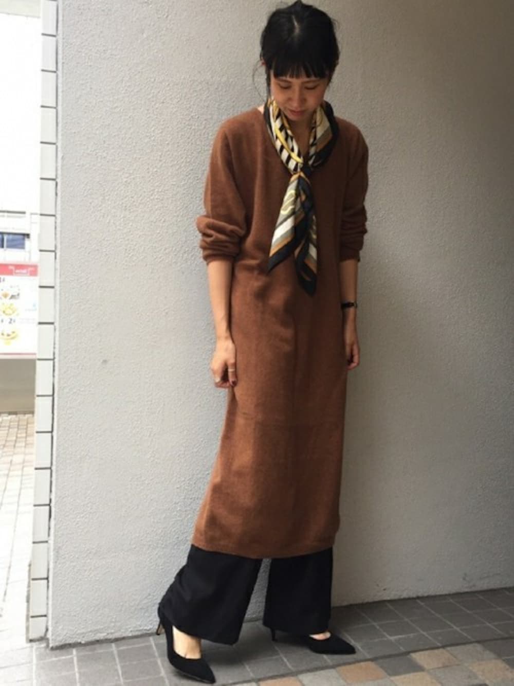 「パンプス、FRAMeWORK、ニットワンピース、スカーフ、大人カジュアル、ワイドパンツ、15周年、hairy」｜「FRAMeWORKのNEBULONIE new vintageモデルパンプス（パンプス、ブラック系）」を使った、eripoyoさん（レディース・163cm）の秋コーディネートの1枚目の写真