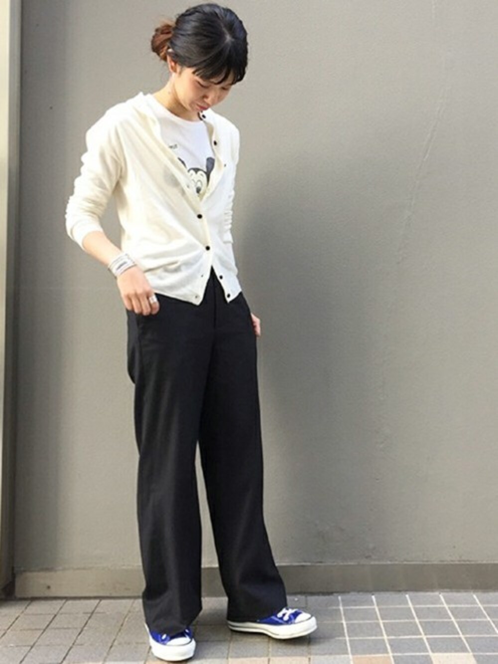 ホワイト系のニット/セーター、ホワイト系のTシャツ/カットソーを着用したレディースの秋コーディネートの1枚目の写真