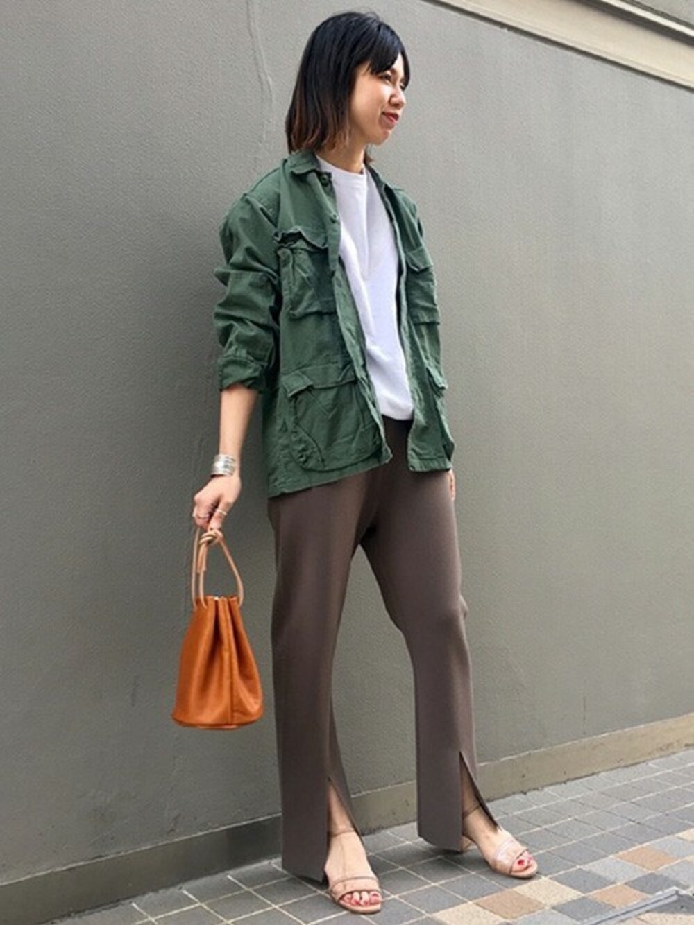 「ジャケット、ミリタリー、Tシャツ、バッグ、FRAMeWORK、サンダル、巾着バッグ、ニットパンツ、パンツスタイル、春コート」｜「FRAMeWORKのTHE ACADEMY NEWYORK 別注DANCEジャケット◆（ミリタリージャケット、グリーン系）」を使った、eripoyoさん（レディース・163cm）の春コーディネートの1枚目の写真