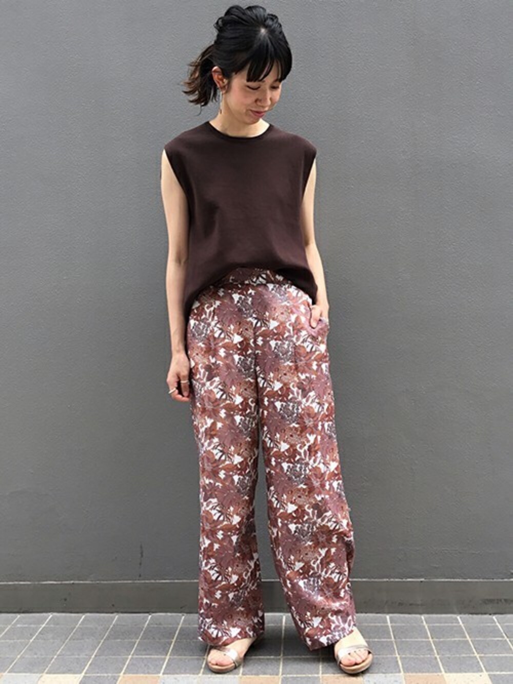 「FRAMeWORK、大人カジュアル」｜「FRAMeWORKのLIBERTY イージーパンツ◆（その他パンツ、ブラウン系）」を使った、eripoyoさん（レディース・163cm）の春コーディネートの1枚目の写真