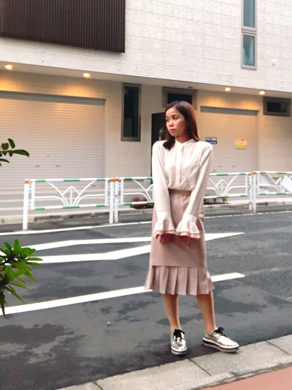 「モード、プリーツスカート、ピンクコーデ、春コーデ、春色、ブラウス、フリル、フリルトップス」｜「韓国ファッション #Kのアイテム（シャツ/ブラウス、ピンク系）」を使った、eimi さん（レディース・155cm）の春コーディネートの1枚目の写真