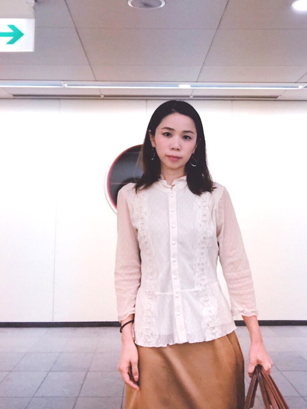 ピンク系のシャツ/ブラウス、ベージュ系のスカートを着用したレディースの春コーディネートの1枚目の写真