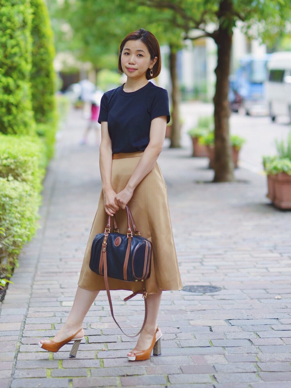 「シンプルコーデ、カジュアルコーデ、大人カジュアル、ユニクロユー、ユニクロコーデ、UNIQLO、夏コーデ、きれいめカジュアル、おでかけ、ベージュコーデ」｜「UNIQLOのクルーネックT（半袖）（Tシャツ/カットソー、ブラック系）」を使った、eimi さん（レディース・155cm）の夏コーディネートの1枚目の写真