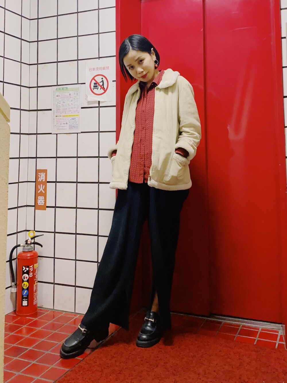 「red、赤、赤コーデ、古着、古着コーデ」｜「HIROKO KOSHINOのアイテム（カバーオール、ベージュ系）」を使った、eimi さん（レディース・155cm）の春コーディネートの1枚目の写真