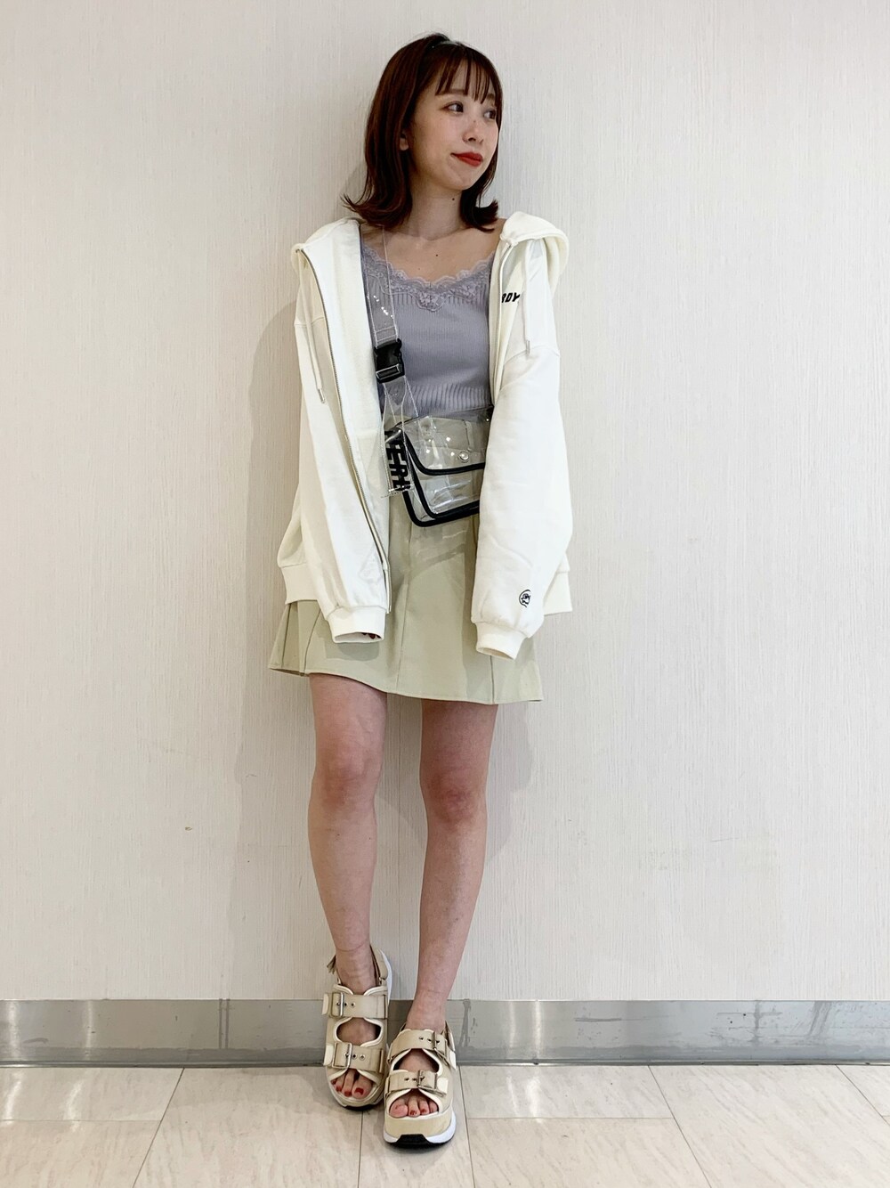 グレー系のキャミソール、ホワイト系のパーカー、ホワイト系のスカートを着用したレディースの夏コーディネートの1枚目の写真