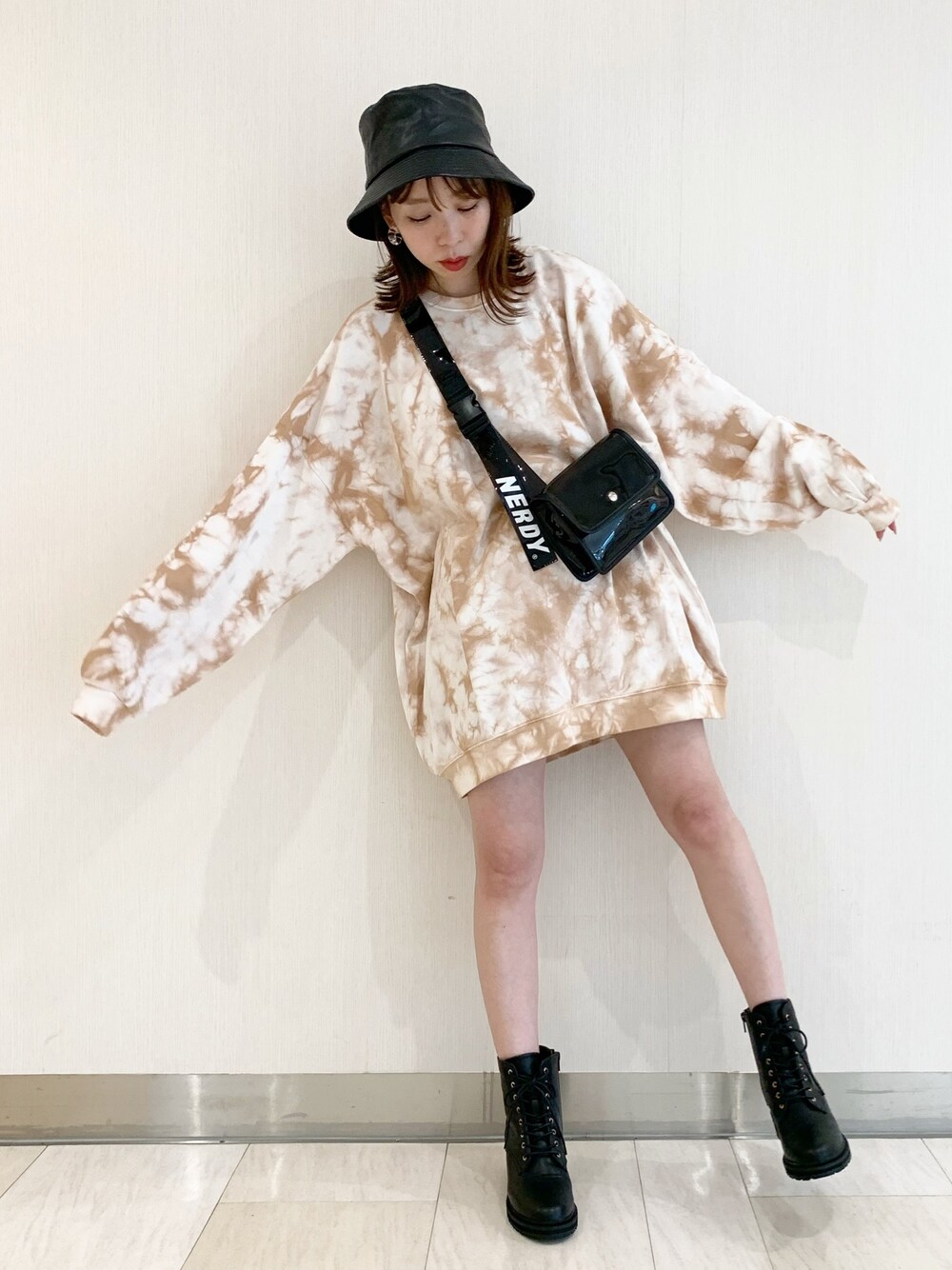 ホワイト系のTシャツ/カットソー、ブラック系のボディバッグ/ウエストポーチ、ブラック系のブーツを着用したレディースの秋コーディネートの1枚目の写真