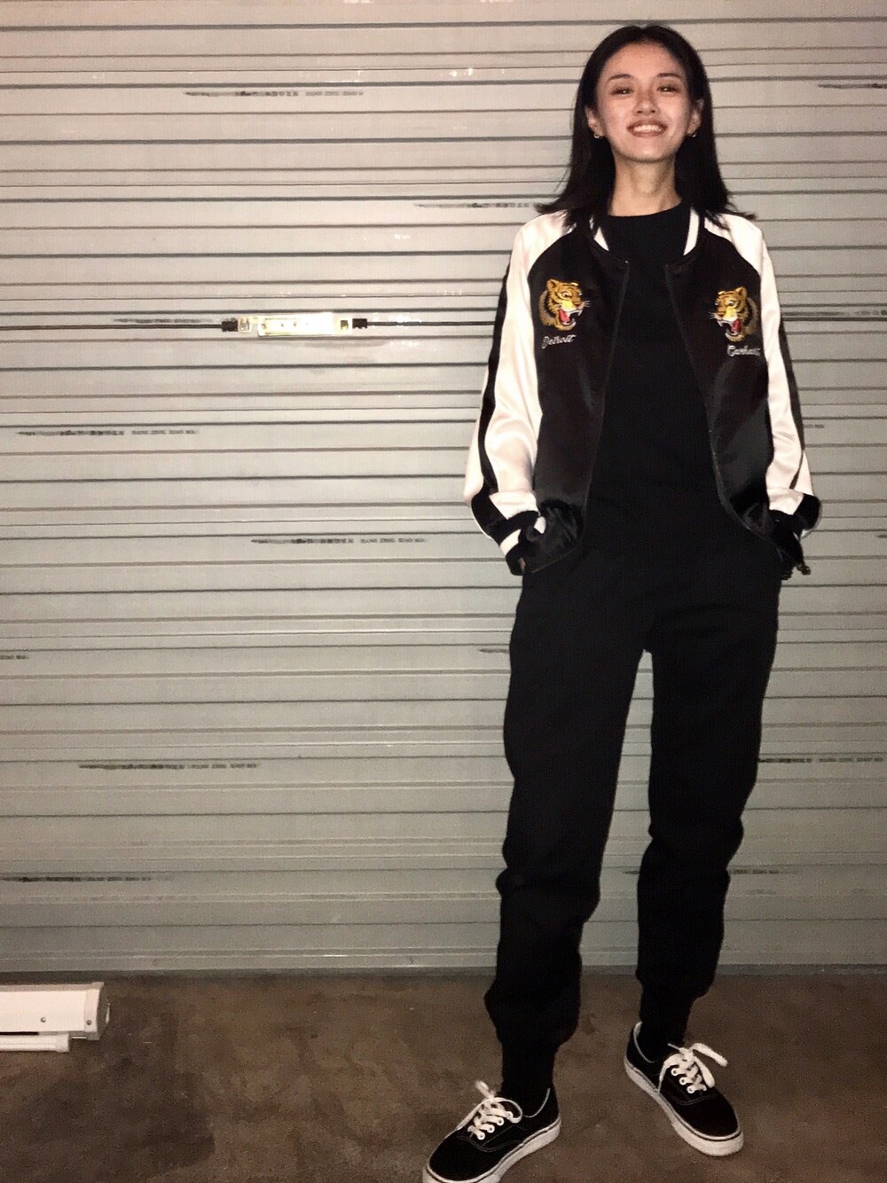 「BAR、carharrt、VANS、COMME des GARCONS」｜「carharrtのアイテム（パンツ、ブラック系）」を使った、小索さん（レディース・165cm）の秋コーディネートの1枚目の写真