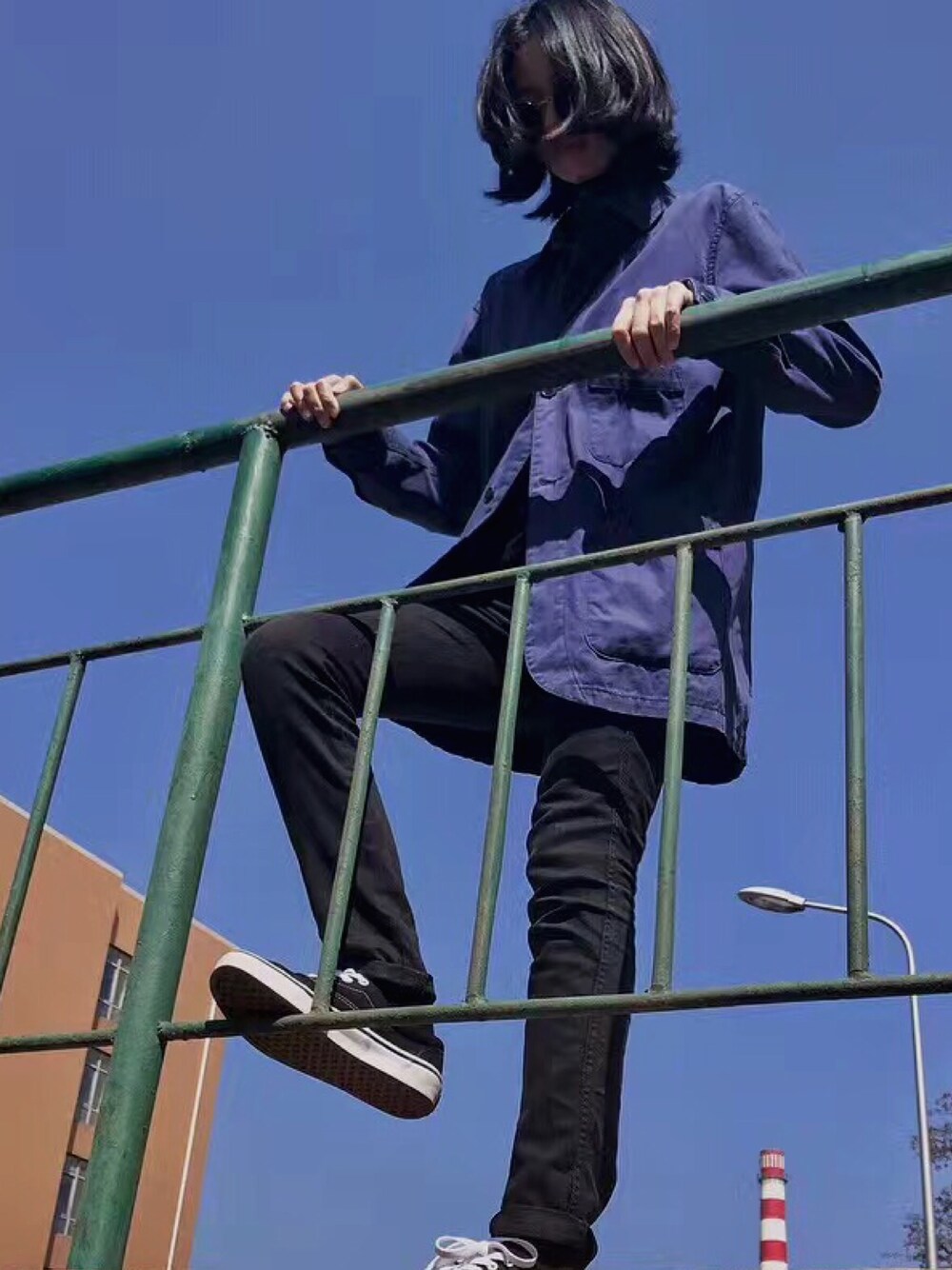 「Yohji Yamamotoのアイテム（サングラス、ブラック系）」を使った、小索さん（レディース・165cm）の夏コーディネートの1枚目の写真