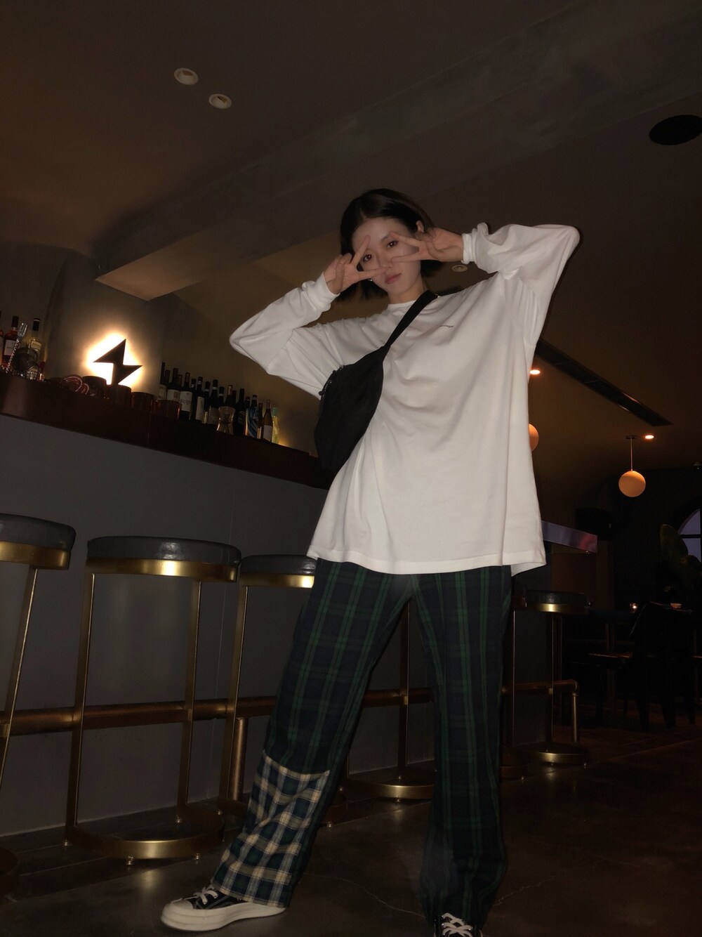 「BALENCIAGA、converse」｜「BALENCIAGAのアイテム（Tシャツ/カットソー、ホワイト系）」を使った、小索さん（レディース・165cm）の夏コーディネートの1枚目の写真