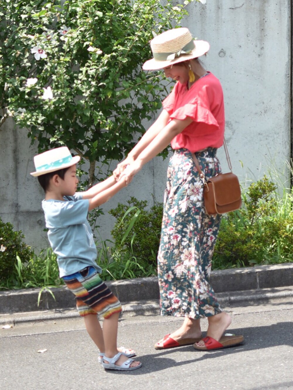 「夏セールで買いました、カジュアルコーデ、休日スタイル、ハット、ハットコーデ、親子コーデ、しまむら、しまむらコーデ、ビルケンシュトック、赤Tシャツ」｜「UNIQLOのフリルスリーブT（半袖）（Tシャツ/カットソー、レッド系）」を使った、Tokoさん（レディース・152cm）の夏コーディネートの1枚目の写真