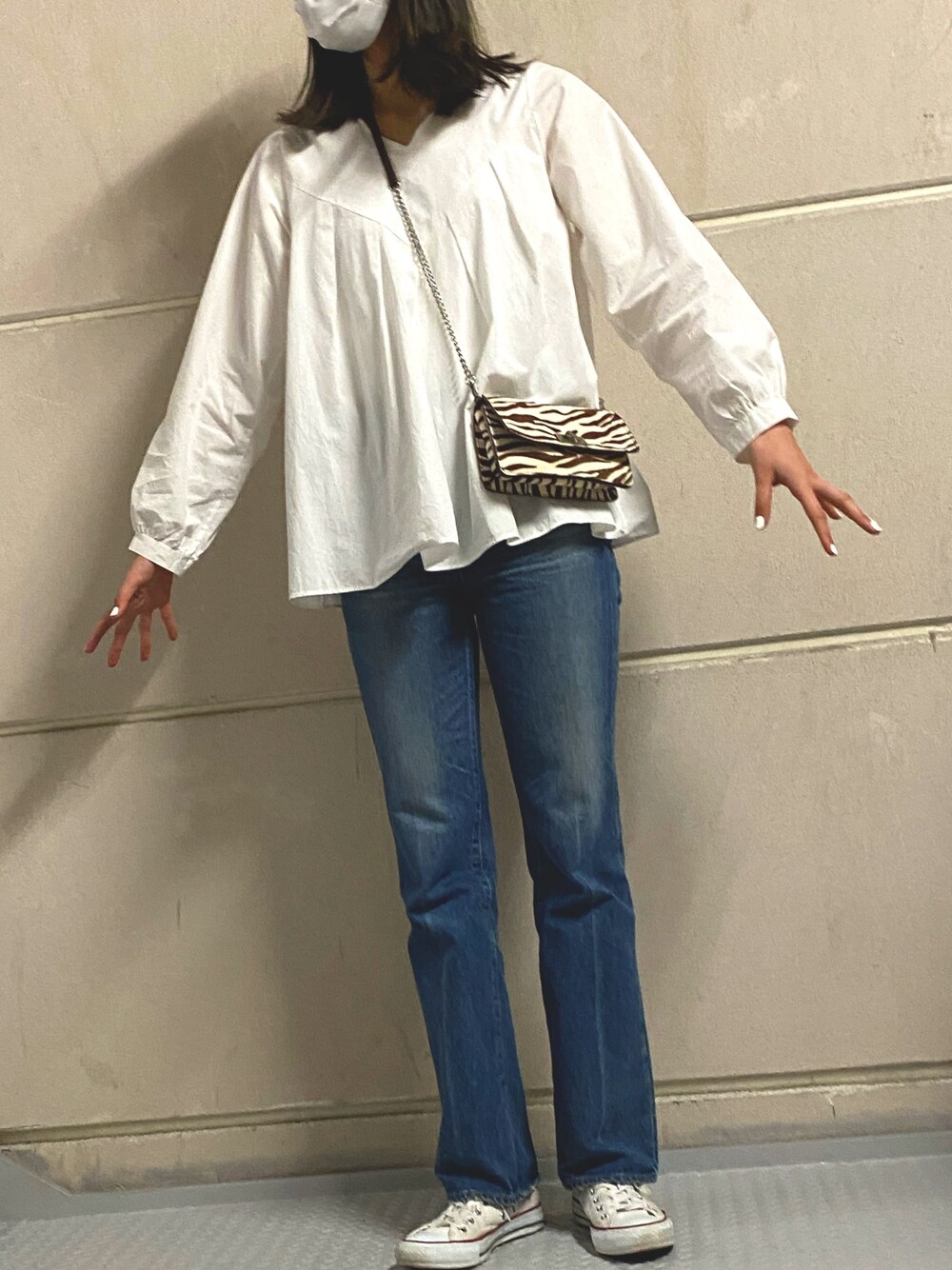 「ZARA、moussy、converse、coca、春コーデ」｜「MOUSSYのMVS FLARE（デニムパンツ、ブルー系）」を使った、アアアさん（レディース・170cm）の春コーディネートの1枚目の写真